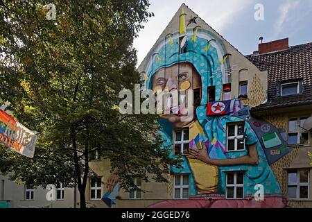 Kiefernstraße, Wohnstraße der linken Alternativszene mit Street Art an der Hausfront, Düsseldorf, Nordrhein-Westfalen Stockfoto