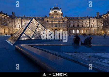 Palais du Louvre in der Abenddämmerung, Paris, Frankreich Stockfoto