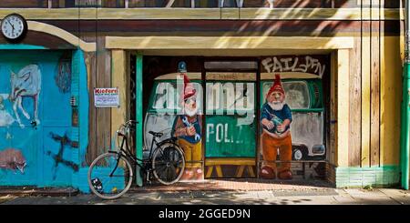 Kiefernstraße, Wohnstraße der linken Alternativszene mit Street Art an der Hausfront, Düsseldorf, Nordrhein-Westfalen Stockfoto