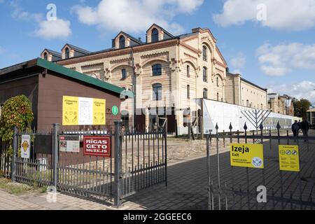 Riga, Lettland. August 2021. Der Eingang des Rigaer Ghettos und des lettischen Holocaust-Museums im Stadtzentrum Stockfoto