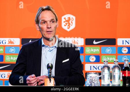 ZEIST, NIEDERLANDE - 31. AUGUST: KNVB-Pressereferent Bas Ticheler während der niederländischen Pressekonferenz auf dem KNVB-Campus am 31. August 2021 in Zeist, Niederlande (Foto: Jeroen Meuwsen/Orange Picches) Stockfoto