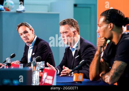 ZEIST, NIEDERLANDE - 31. AUGUST: KNVB-Pressereferent Bas Ticheler, Cheftrainer Louis van Gaal aus den Niederlanden, Virgil van Dijk aus den Niederlanden während der Niederländischen Pressekonferenz auf dem KNVB Campus am 31. August 2021 in Zeist, Niederlande (Foto: Jeroen Meuwsen/Orange Picches) Stockfoto