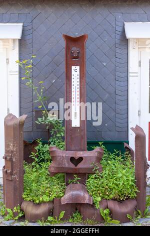 Großes Thermometer auf einem Kunstwerk aus Eisen. Stockfoto