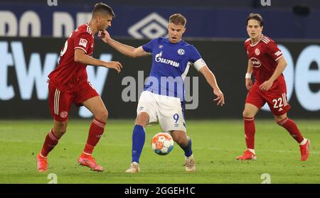 firo: 08/28/2021 Fuvuball: Fußball: 2. Bundesliga, Saison 2021/2022 FC Schalke 04 - Fortuna Dvºsseldorf, Düsseldorf. Duelle, Simon Terodde Stockfoto