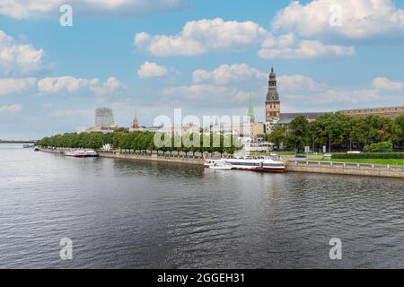 Riga, Lettland. 2021. August. Die Stadt von der Daugava aus gesehen Stockfoto