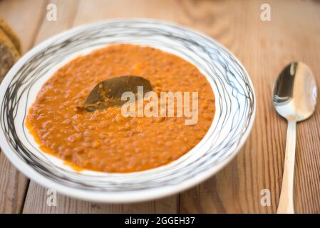 Linsensuppe, auf einem Holztisch, traditionelle griechische Küche Stockfoto