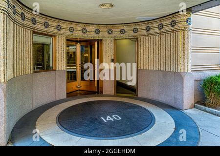 140 Riverside Drive, die Normandie, entworfen von Emery Roth, ist auch der Ort, an dem sich der berühmte Architekt zurückzog. Das Gebäude mit zwei Türmen hat zwei Eingänge. Stockfoto