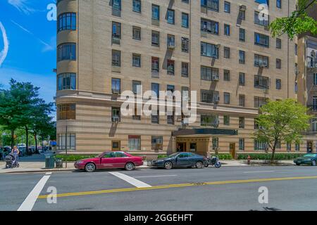 140 Riverside Drive, die Normandie, entworfen von Emery Roth, ist auch der Ort, an dem sich der berühmte Architekt zurückzog. Das Gebäude mit zwei Türmen hat zwei Eingänge. Stockfoto