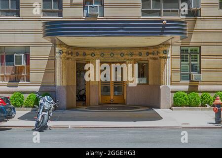 140 Riverside Drive, die Normandie, entworfen von Emery Roth, ist auch der Ort, an dem sich der berühmte Architekt zurückzog. Das Gebäude mit zwei Türmen hat zwei Eingänge. Stockfoto