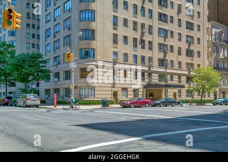 140 Riverside Drive, die Normandie, entworfen von Emery Roth, ist auch der Ort, an dem sich der berühmte Architekt zurückzog. Das Gebäude mit zwei Türmen hat zwei Eingänge. Stockfoto