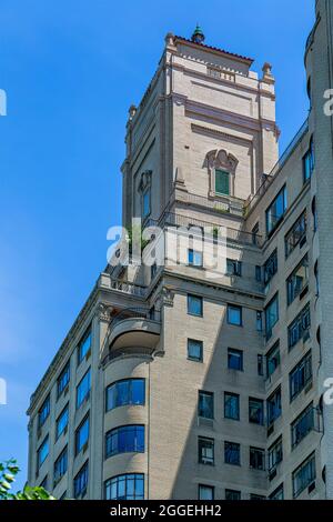 140 Riverside Drive, die Normandie, entworfen von Emery Roth, ist auch der Ort, an dem sich der berühmte Architekt zurückzog. Das Gebäude mit zwei Türmen hat zwei Eingänge. Stockfoto