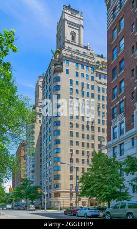 140 Riverside Drive, die Normandie, entworfen von Emery Roth, ist auch der Ort, an dem sich der berühmte Architekt zurückzog. Das Gebäude mit zwei Türmen hat zwei Eingänge. Stockfoto