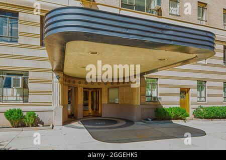 140 Riverside Drive, die Normandie, entworfen von Emery Roth, ist auch der Ort, an dem sich der berühmte Architekt zurückzog. Das Gebäude mit zwei Türmen hat zwei Eingänge. Stockfoto