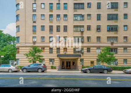 140 Riverside Drive, die Normandie, entworfen von Emery Roth, ist auch der Ort, an dem sich der berühmte Architekt zurückzog. Das Gebäude mit zwei Türmen hat zwei Eingänge. Stockfoto