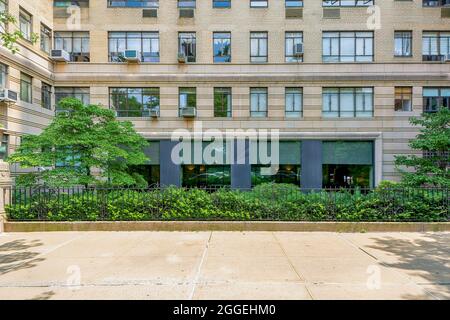 140 Riverside Drive, die Normandie, entworfen von Emery Roth, ist auch der Ort, an dem sich der berühmte Architekt zurückzog. Das Gebäude mit zwei Türmen hat zwei Eingänge. Stockfoto