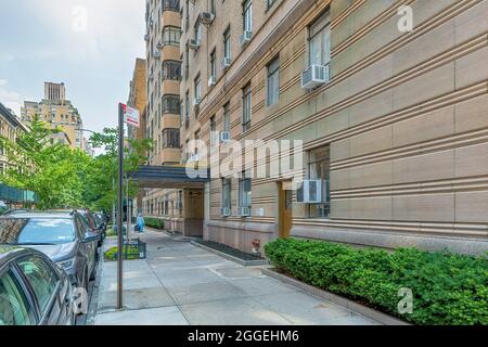 140 Riverside Drive, die Normandie, entworfen von Emery Roth, ist auch der Ort, an dem sich der berühmte Architekt zurückzog. Das Gebäude mit zwei Türmen hat zwei Eingänge. Stockfoto