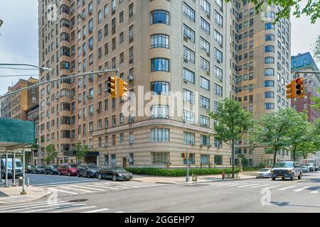 140 Riverside Drive, die Normandie, entworfen von Emery Roth, ist auch der Ort, an dem sich der berühmte Architekt zurückzog. Das Gebäude mit zwei Türmen hat zwei Eingänge. Stockfoto