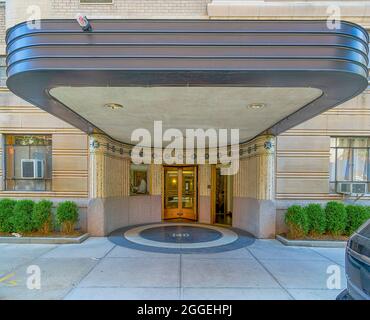 140 Riverside Drive, die Normandie, entworfen von Emery Roth, ist auch der Ort, an dem sich der berühmte Architekt zurückzog. Das Gebäude mit zwei Türmen hat zwei Eingänge. Stockfoto