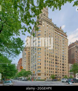 140 Riverside Drive, die Normandie, entworfen von Emery Roth, ist auch der Ort, an dem sich der berühmte Architekt zurückzog. Das Gebäude mit zwei Türmen hat zwei Eingänge. Stockfoto