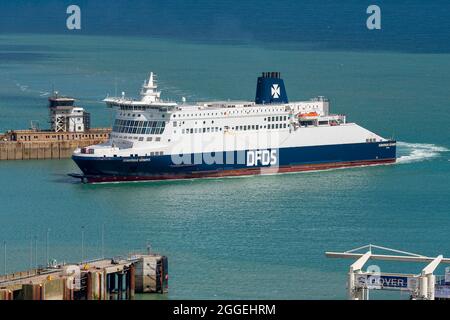 Die DFDS-Cross-Channel-Fähre Dover Seaways, die nach einer Überfahrt von Dunkerque, Frankreich, im britischen Hafen Dover ankommt. Stockfoto