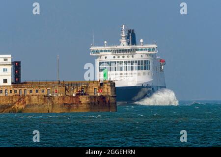 Die DFDS-Cross-Channel-Fähre Dover Seaways, die nach einer Überfahrt von Dunkerque, Frankreich, im britischen Hafen Dover ankommt. Stockfoto