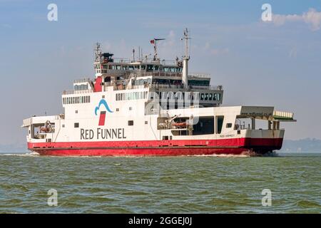 Red Osprey ist eine von drei Raptor-Fähren, die auf der Cross-Solent-Route von Red Funnel zwischen Southampton und East Cowes auf der Isle of Wight eingesetzt werden. Stockfoto