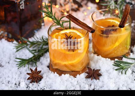 Negroni-Cocktail. Bourbon mit Zimt mit Orangensaft und Sternanis.der perfekte gemütliche Cocktail für kühle Dezemberabende. Stockfoto