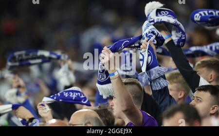 firo: 08/28/2021 Fuvuball: Fußball: 2. Bundesliga, Saison 2021/2022 FC Schalke 04 - Fortuna Dvºsseldorf, Düsseldorf. Fans, Tücher, Unterstützer, Hintergrund Stockfoto