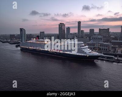 LIVERPOOL, VEREINIGTES KÖNIGREICH - 29. Aug 2021: Queen Elizabeth im Dock von Liverpool am Morgen. Stockfoto