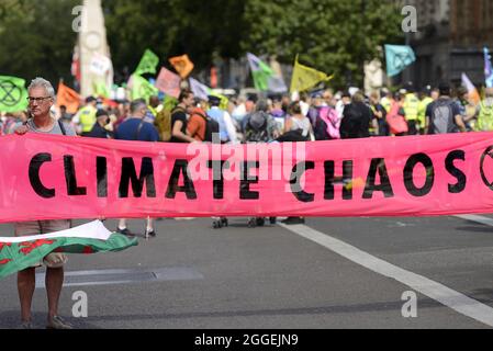 London, Großbritannien. Extinction Rebellion Klimaprotest in Parliament Street / Whitehall, die Straße für den Verkehr gesperrt. August 2021. Stockfoto