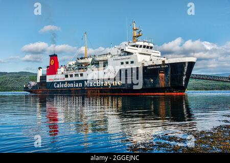 Die Fähre Hebridean Isles, die von Caledonian MacBrayne (CalMac) betrieben wird, verbindet Kennacraig auf dem schottischen Festland mit der Isle of Islay. Stockfoto