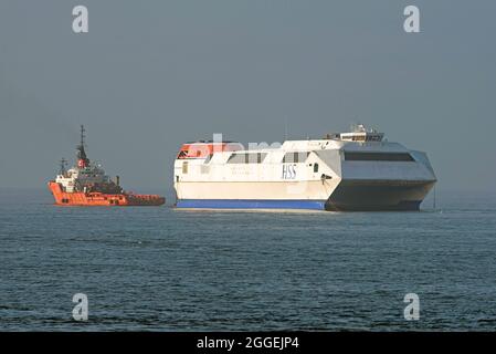 Die stillgelegte Stena Line HSS-Schnellfähre Stena Explorer fährt Holyhead im November 2015 unter Schlepptau in die Türkei. Stockfoto