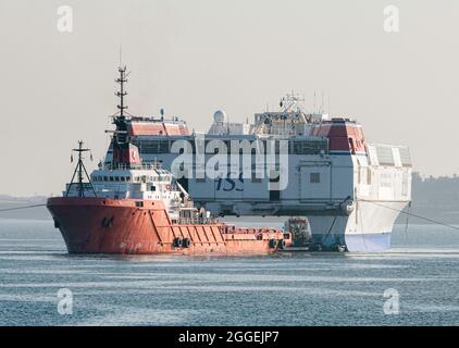 Die stillgelegte Stena Line HSS-Schnellfähre Stena Explorer fährt Holyhead im November 2015 unter Schlepptau in die Türkei. Stockfoto