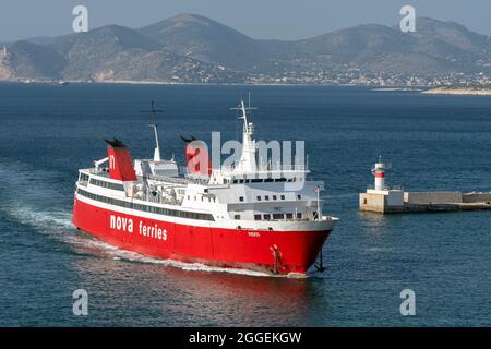 Die griechische Auto- und Passagierfähre Phivos verbindet Piräus - Ägina - (Agistri) - (Methana) - (Poros) mit Nova Ferries. Stockfoto