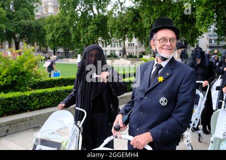 LONDON - 31. AUGUST 2021: Die Rebellion 'Pram Rebellion' marschieren vom Parliament Square und entlang Whitehall zur Downing Street. Stockfoto
