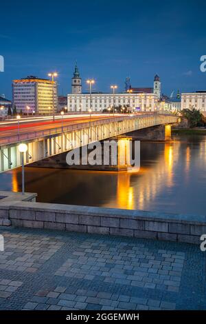 Linz, Österreich. Stadtbild Bild von Riverside Linz, Österreich während der Dämmerung blaue Stunde mit Reflexion auf die Lichter der Stadt in die Donau. Stockfoto