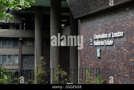 The Barbican Estate, London. Beschilderung zur kultigen brutalistischen Architektur des Wohnviertels im Herzen der City of London. Stockfoto