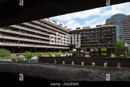 The Barbican Estate, London, Großbritannien. Die ikonische, brutalistische Wohnarchitektur des Barbican aus den 1970er Jahren im Herzen der City of London, EC1. Stockfoto