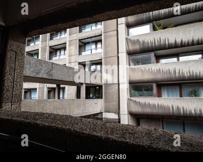 The Barbican Estate, London. Die brutalistische Architektur des ikonischen Wohnimmobilien- und Kunstviertels im Herzen der City of London. Stockfoto