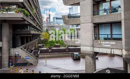 Lauderdale Tower, Barbican Estate, London. Die kultige brutalistische Architektur im Herzen der City of London. Stockfoto