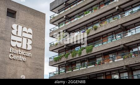 The Barbican Centre, London. Die kultige brutalistische Architektur des Barbican Estate und der Kunsthalle im Herzen der City of London, EC1. Stockfoto