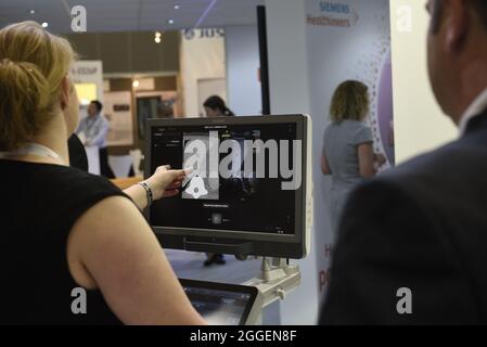 Demonstration von Ultraschalluntersuchungen auf einer Industriemesse. Siemans Ultraschall-Medizintechnik zur Früherkennung von Lebererkrankungen. Stockfoto