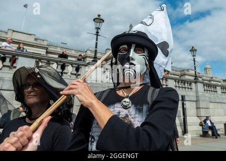 London, Großbritannien. 31. August 2021. Klimaaktivisten von Extinction Rebellion, in Kostümen auf dem Trafalgar Square, um die Auswirkungen des Klimawandels auf Kinder zu verdeutlichen und die Regierung zu drängen, die Finanzierung fossiler Brennstoffe einzustellen. Die Veranstaltung findet am 9. Tag des zweiwöchigen Protestes ‘Impossible Rebellion’ statt, um „die Ursache der Klima- und Umweltkrise anzuvisieren“. Kredit: Stephen Chung / Alamy Live Nachrichten Stockfoto