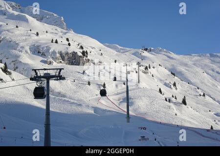 Skipiste mit Seilbahnen in Zürs und Lech am Arlberg Stockfoto