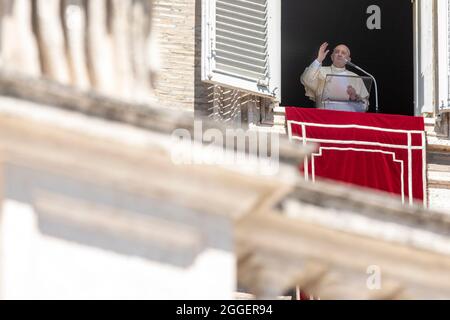 Vatikanstadt, Vatikan. August 2021. Papst Franziskus vom Fenster des Apostolischen Palastes aus segnet am 29. August 2021 die Gläubigen auf dem Petersplatz in der Vatikanstadt, Vatikan. (Foto von Giuseppe Fama/Pacific Press/Sipa USA) Quelle: SIPA USA/Alamy Live News Stockfoto