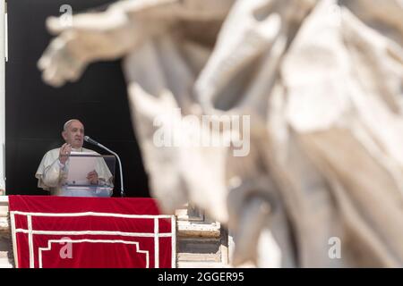 Vatikanstadt, Vatikan. August 2021. Papst Franziskus vom Fenster des Apostolischen Palastes aus segnet am 29. August 2021 die Gläubigen auf dem Petersplatz in der Vatikanstadt, Vatikan. (Foto von Giuseppe Fama/Pacific Press/Sipa USA) Quelle: SIPA USA/Alamy Live News Stockfoto