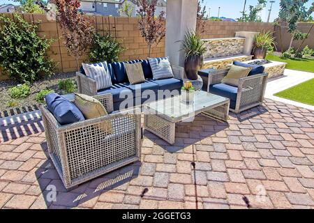 Weiße Weidenmöbel Auf Der Terrasse Im Hinteren Hof Stockfoto