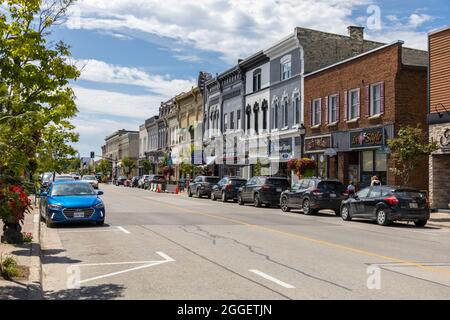 Queen Street In Der Historischen Innenstadt Von Kincardine, Ontario, Kanada, Die Main Shopping Street Im Stadtzentrum. Historische Gebäude Geschäfte Und Geschäfte Auf Der Straße Stockfoto