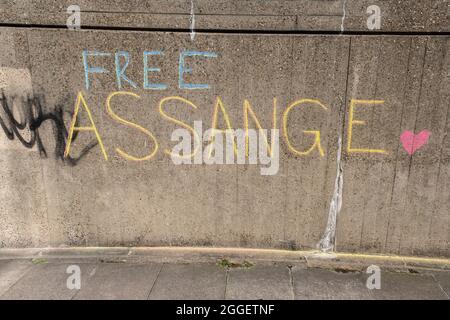 Graffiti von Assange in Waterloo am 11. August 2021 in London, Großbritannien. Nach dem früheren Urteil von Richterin Vanessa Baraitser, dass er ein ‘Selbstmordrisiko’ sei, wenn er an die USA ausgeliefert würde, bestritt sie seine Auslieferung. Heute entschied das Gericht, dass die Vereinigten Staaten ihre Berufung zur Auslieferung von Assange gegen diese Entscheidung wieder aufnehmen können. Assange ist seit seiner Verurteilung im Jahr 2019 inhaftiert, nachdem er etwa 7 Jahre lang politisches Asyl in der ecuadorianischen Botschaft in London beantragt hatte. Stockfoto