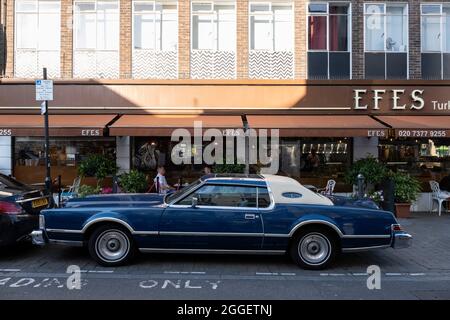 Amerikanischer Oldtimer, der am 10. August 2021 in London, Großbritannien, auf der Brick Lane geparkt wurde. Stockfoto